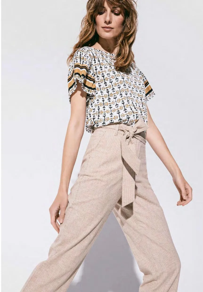 Keyword: Beige Striped Trousers