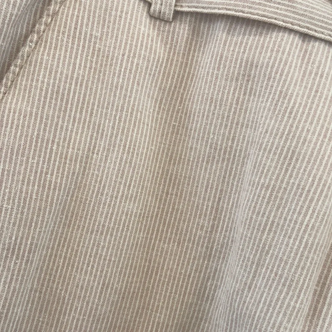 Keyword: Beige Striped Trousers