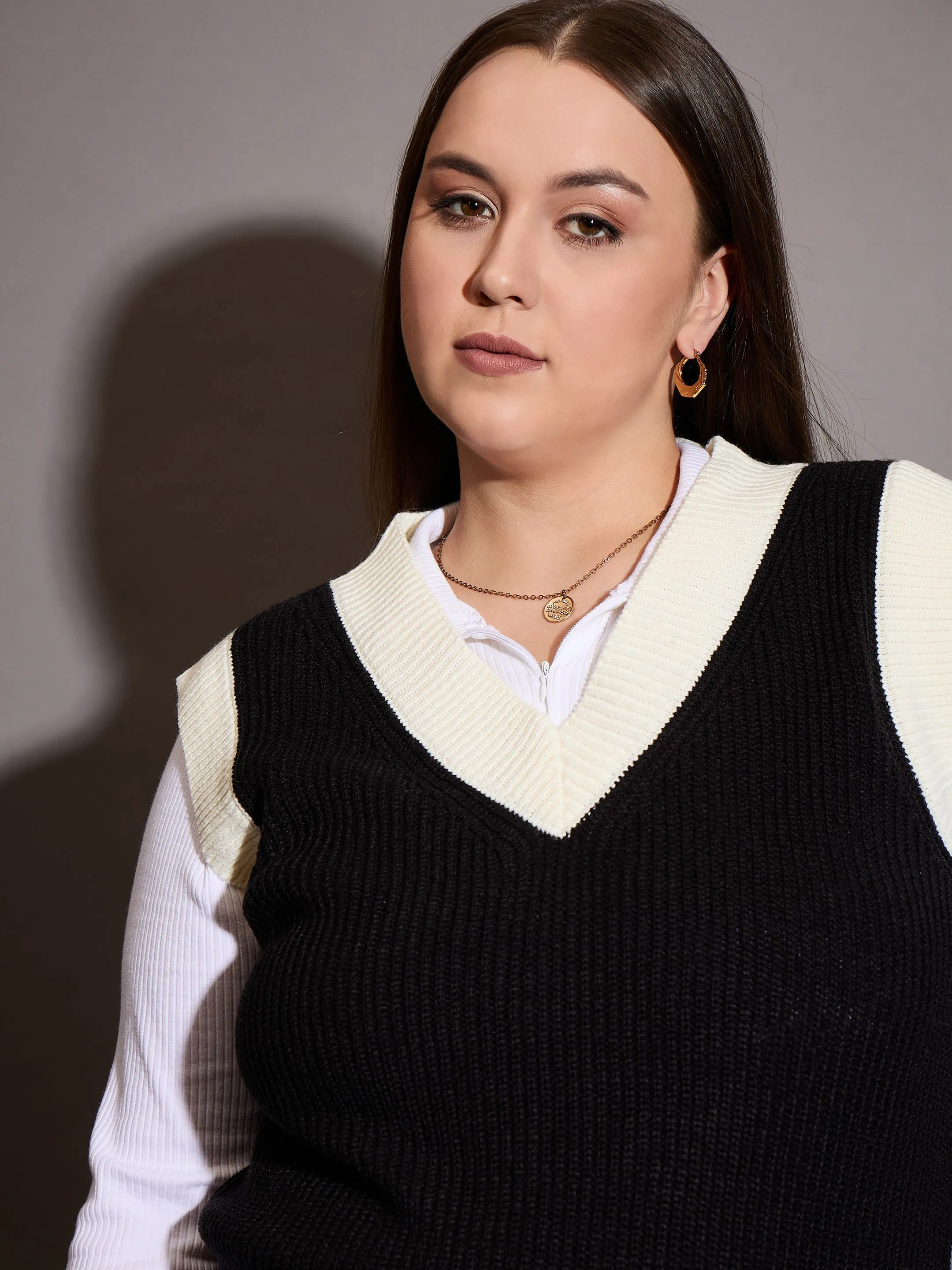 Women Curve Black & White Solid V-Neck Sweater Vest