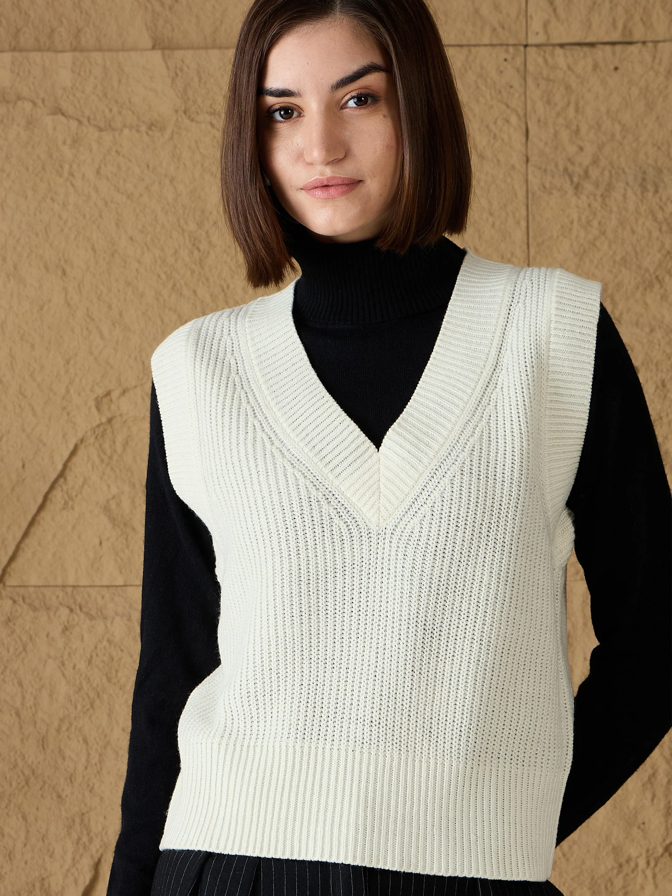 Women White Solid V-Neck Sweater Vest